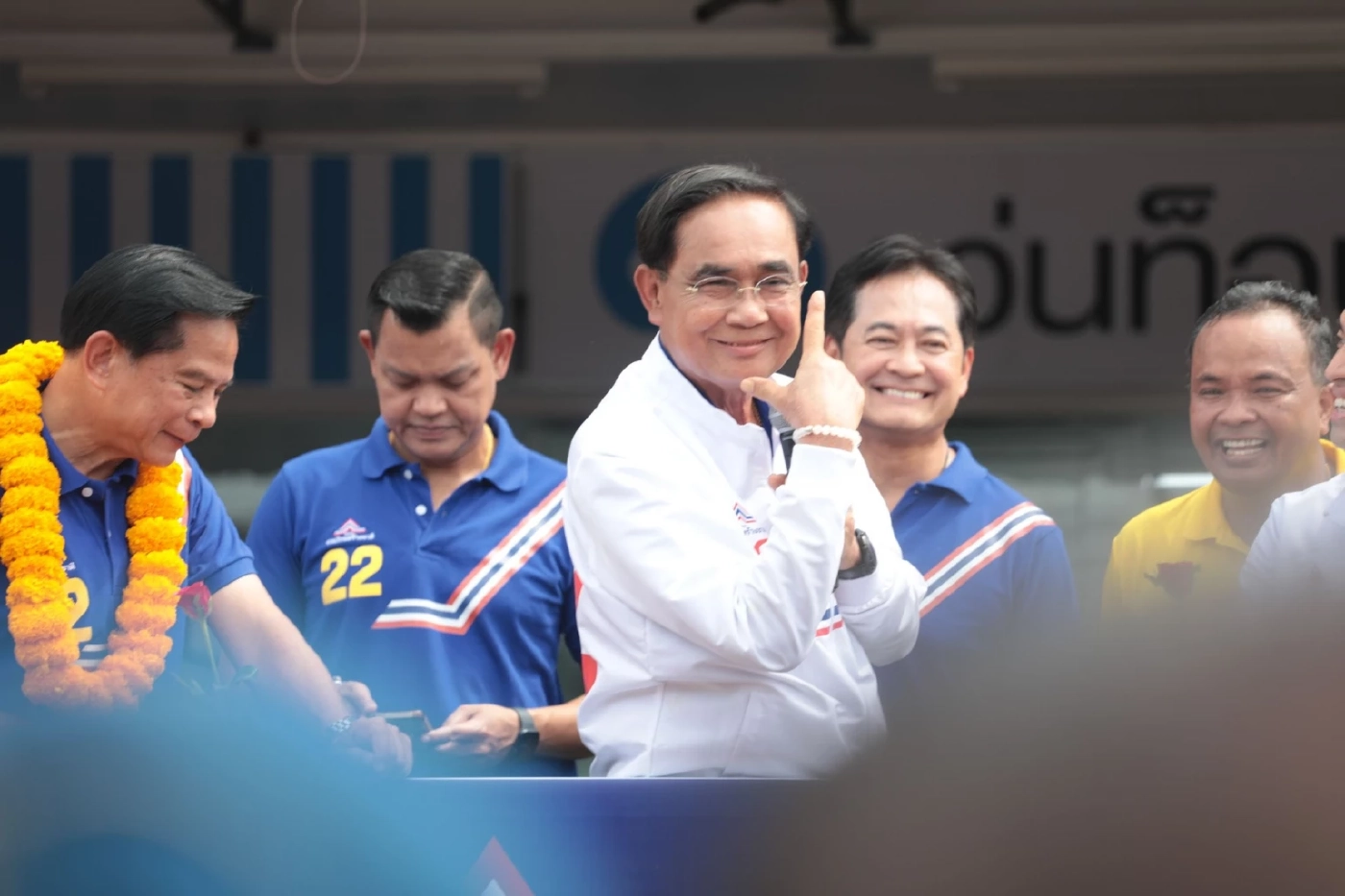 แม่ยก รทสช. แน่นตลาดท่าแซะ แห่รับ "พี่ตู่"