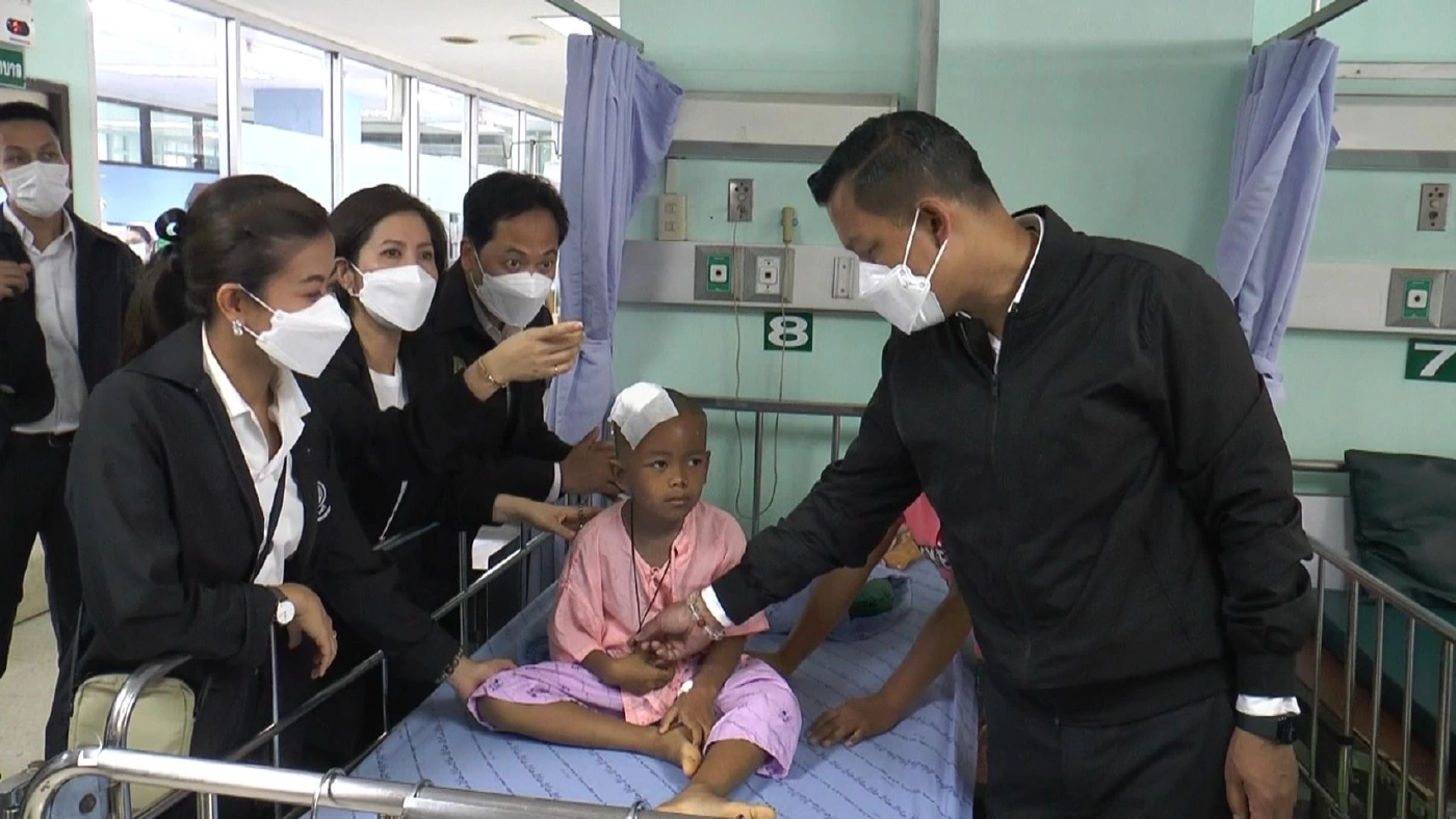 "นายกฯ" นำคณะเยี่ยมผู้บาดเจ็บที่โรงพยาบาลพิจิตร รับปากดูแลทุกคนเต็มที่