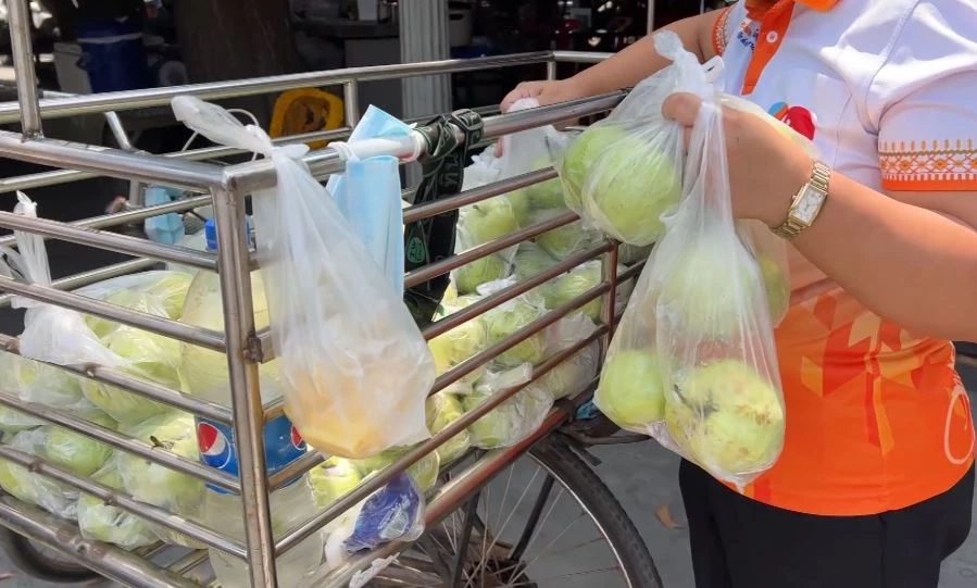 สู้ชีวิต คุณตา วัย 68 ปี ปั่นจักรยานขายฝรั่ง วันละ 160 กม. ทั่ว จ.ศรีสะเกษ