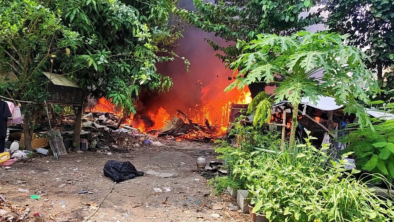 สลด เพลิงไหม้ชุมชนหมอเหล็ง รปภ.ดับคากองเพลิง หลังออกเวร กลับมานอนพัก