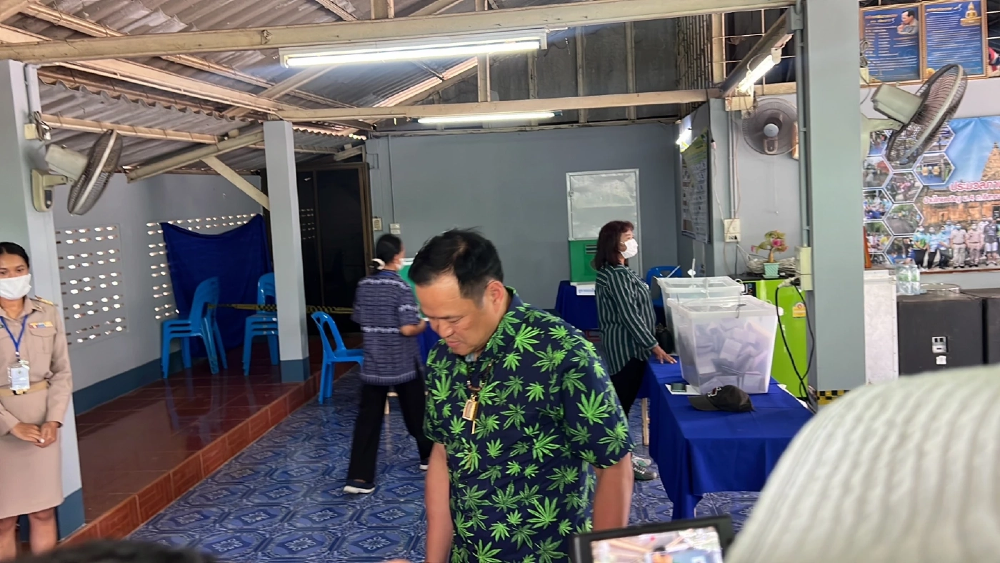 "อนุทิน" ใช้สิทธิเลือกตั้ง รอลุ้นผลคะแนนบุรีรัมย์กับครูใหญ่ "เนวิน"