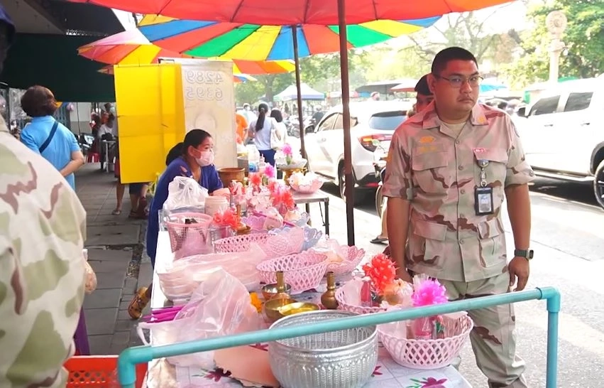 หลวงพี่น้ำฝน สุ่มตรวจเจอพระยืนแช่รับบาตร เตือนเจออีกจับสึก-ไล่พ้นวัด