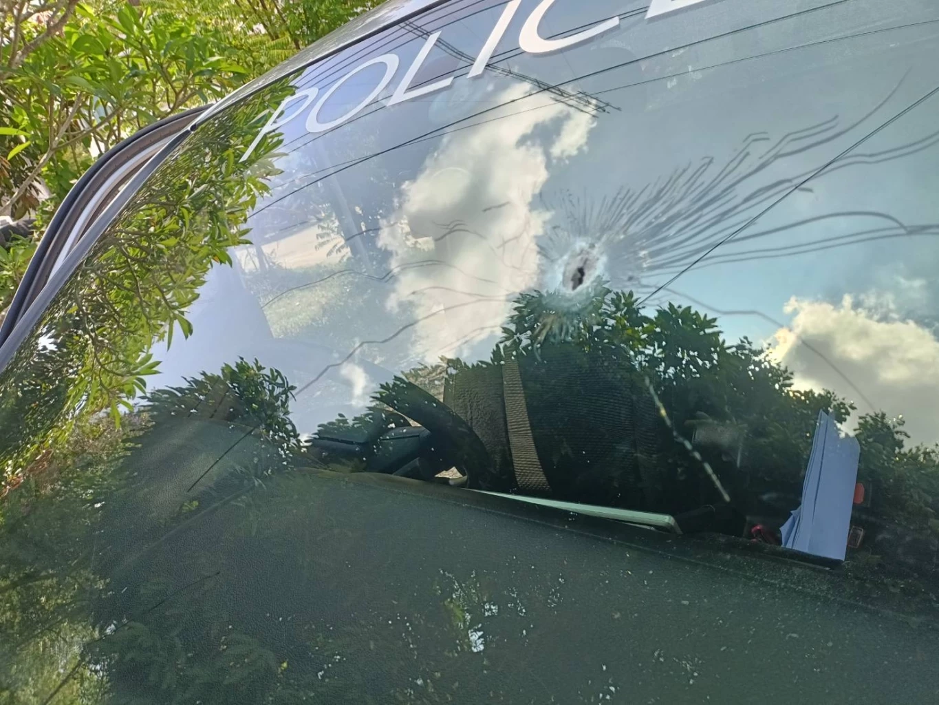 โจรใต้สุดเหิม! ลอบยิงรถตำรวจ สภ.ลำใหม่ ยะลา ขณะขับกลับโรงพัก เจ็บ 2 นาย