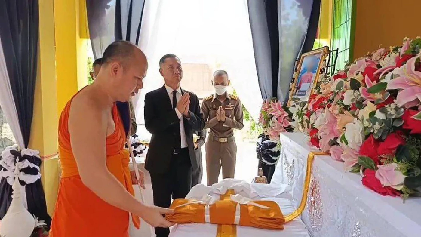 "พระสังฆราช" โปรดประทานผ้าไตร ดอกไม้จันทน์ พิธีฌาปนกิจศพเหยื่อพายุถล่มที่พิจิตร