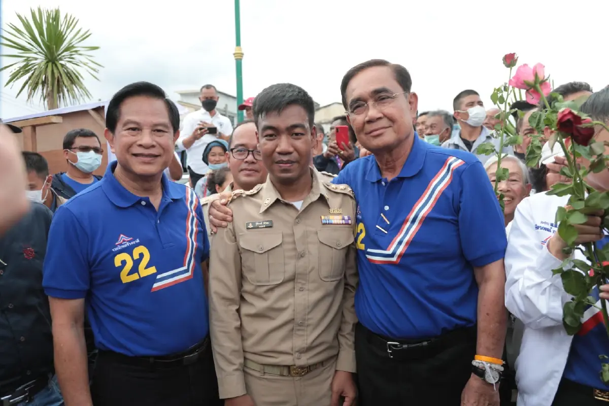 "บิ๊กตู่" แวะให้กำลังใจนายสถานีฮีโร่ ยกย่องเป็นแบบอย่างที่ดีของสังคม