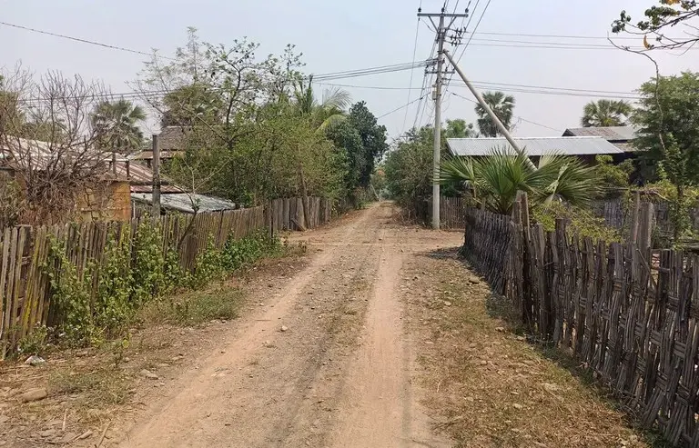 หมู่บ้านในเมียนมาร้างผู้คน หลังถูกทหารบุก ดันชาวบ้านหนีเข้าป่า ( มีคลิป )