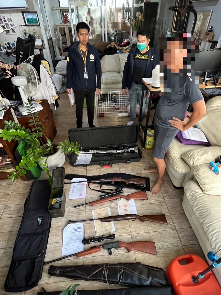 บุกรวบนักเทรดหุ้นชื่อดัง ยึดปืนยาว 5 กระบอก รับสารภาพชอบสะสมปืน