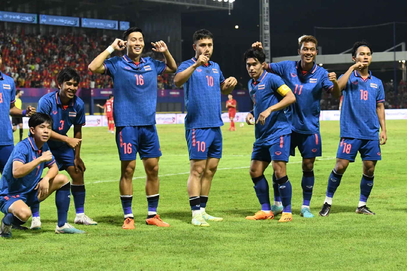 "ทีมชาติไทย" เจ๊า เวียดนาม 1-1 คว้าแชมป์กลุ่ม เจอเมียนมารอบตัดเชือก