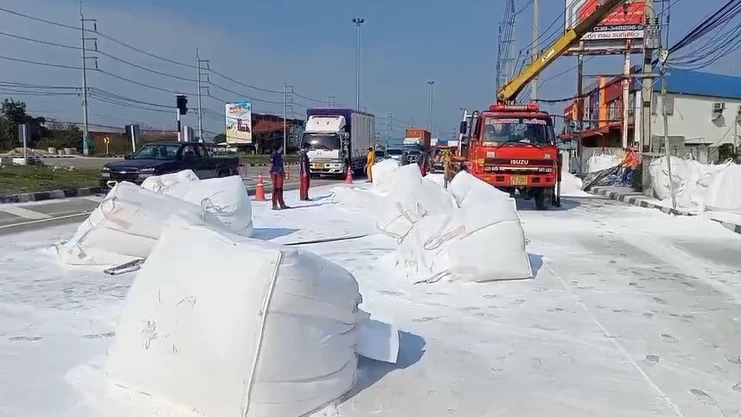 ระทึก!! รถพ่วงบรรทุกถุงแป้งมัน ซิ่งเทกระจาด ทำขาวโพลนไปทั้งถนน