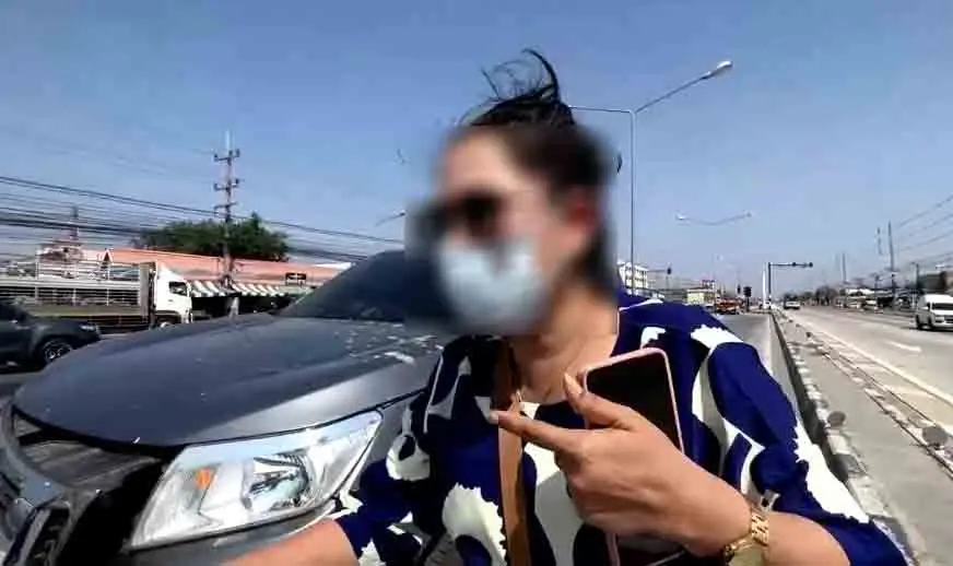 สนั่นแยกไฟแดง รถตู้ทึบเบรกกะทันหันถูกเสยท้าย ตีลังกาข้ามเลนชนดะ 6 คัน