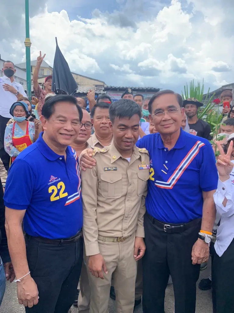 "บิ๊กตู่" แวะให้กำลังใจนายสถานีฮีโร่ ยกย่องเป็นแบบอย่างที่ดีของสังคม