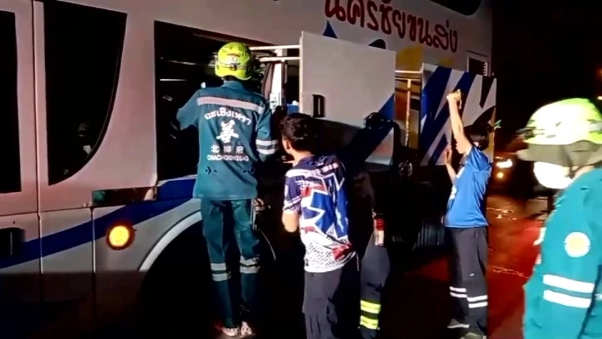 ชนสนั่นสี่แยกไฟแดง บัสนครชัยขนส่ง เสยท้ายรถบรรทุก เจ็บ 4 ราย