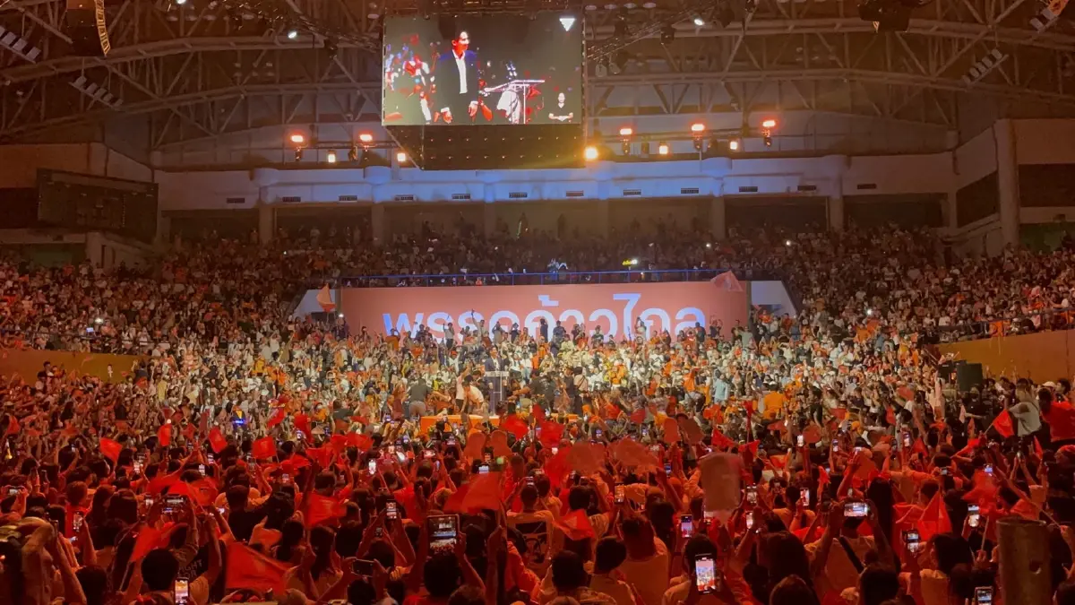 “ต่าย ชุติมา” โพสต์ภาพเซลฟี่บนลานจอดรถ  ชาวเน็ตสะดุดตาเลขบนเสา 
