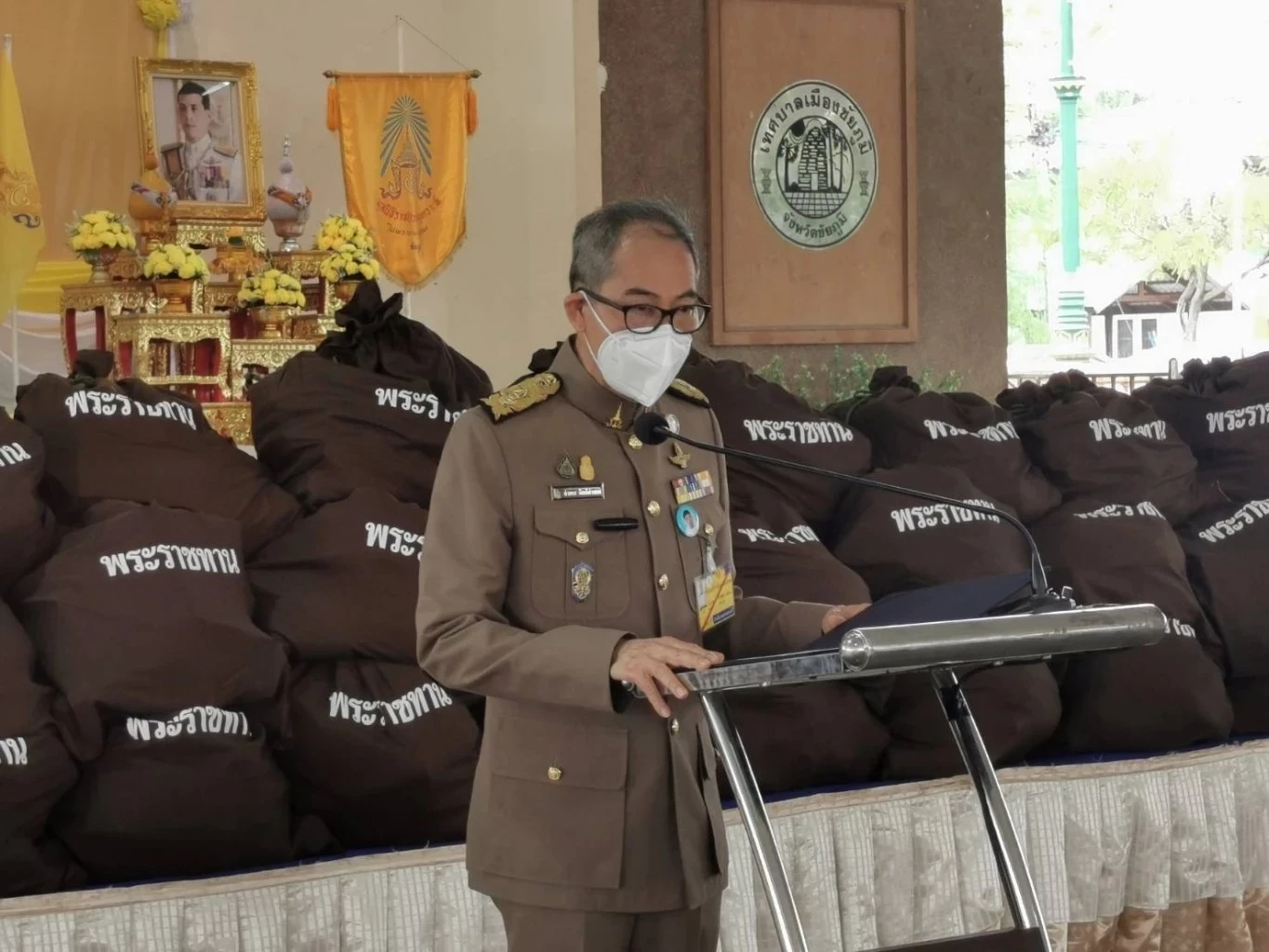 ในหลวง พระราชินี พระราชทานถุงพระราชทานและเครื่องอุปโภคบริโภคแก่ผู้ประสบวาตภัย จ.ชัยภูมิ