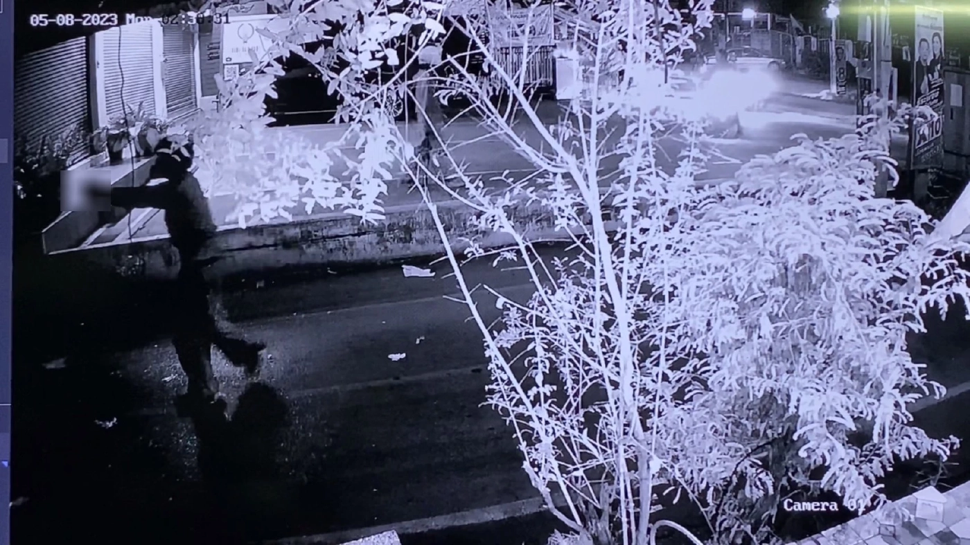 ชาวบ้านผวา โจ๋เมืองนนท์ เกือบ 20 คน บุกยิง-ปาระเบิด ใส่ห้องพักคู่อริ (มีคลิป)