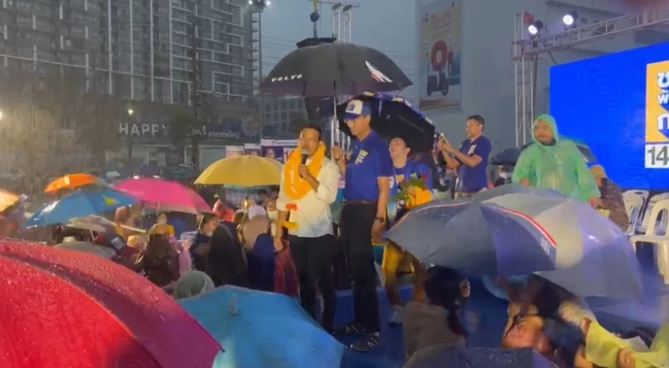 "กรณ์" ไม่หวั่นควง "จูรี" ขึ้นเวทีกลางสายฝนถล่ม กระแสฟีเวอร์เจ้าถิ่นมีหนาว