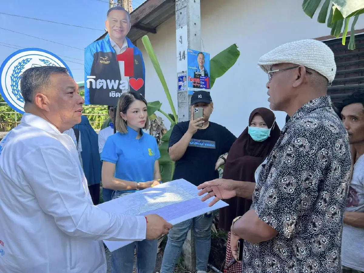 "มาดามเดียร์" ฟิตจัด ขึ้นรถลงเรือลุยช่วยผู้สมัคร ส.ส.หาเสียงเช้ายันบ่าย