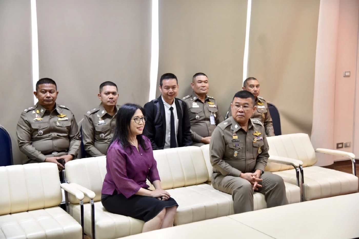 พล.ต.อ.ดำรงศักดิ์ กิตติประภัสร์ ผบ.ตร.และ ผศ.ดร.ปารีณา ศรีวนิชย์ คณบดีคณะนิติศาสตร์ จุฬาฯร่วมฟังการบรรยาย ที่ห้องประชุมคณะฯ 