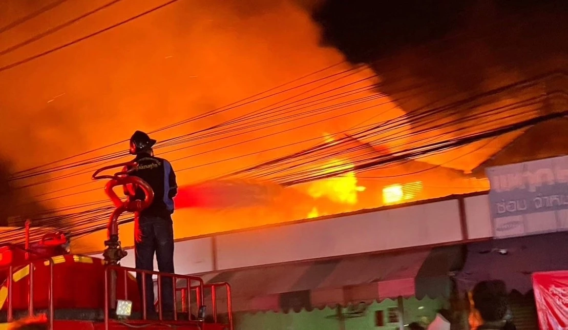 ระทึกกลางดึก! ไฟไหม้บ้านไม้สัก เจ้าของตลาดย่านบางบัวทอง เสียหายหลายล้าน