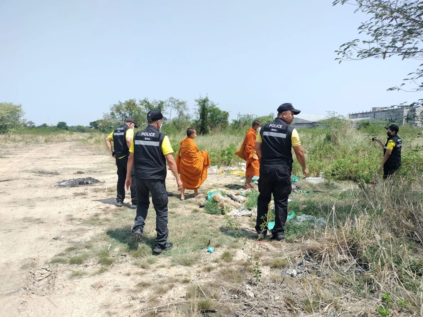 ตม.สมุทรปราการ รวบต่างด้าวลอบเข้าเมือง ปลอมตัวเป็น "พระ" ซุกตัวป่ารกร้าง