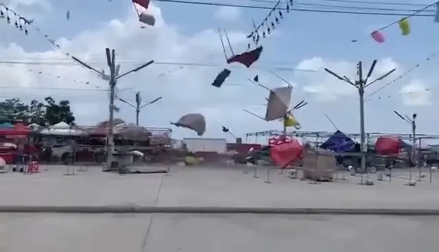 ระทึก! เปิดคลิปพายุหมุน กลางตลาดนัด พัดเต็นท์ปลิวเสียหาย