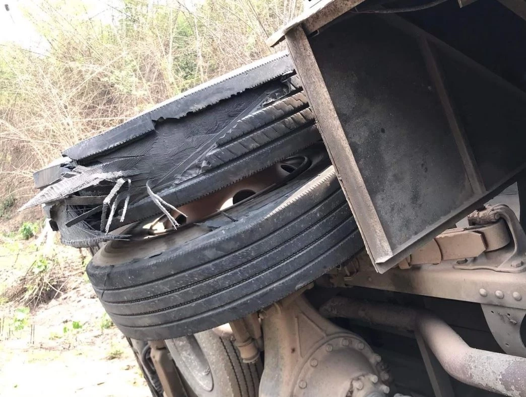 ระทึก รถบัสทัวร์จีนยางแตกตกถนน ตะแคงพิงเนินเขาข้างทาง เจ็บเล็กน้อย 8 ราย