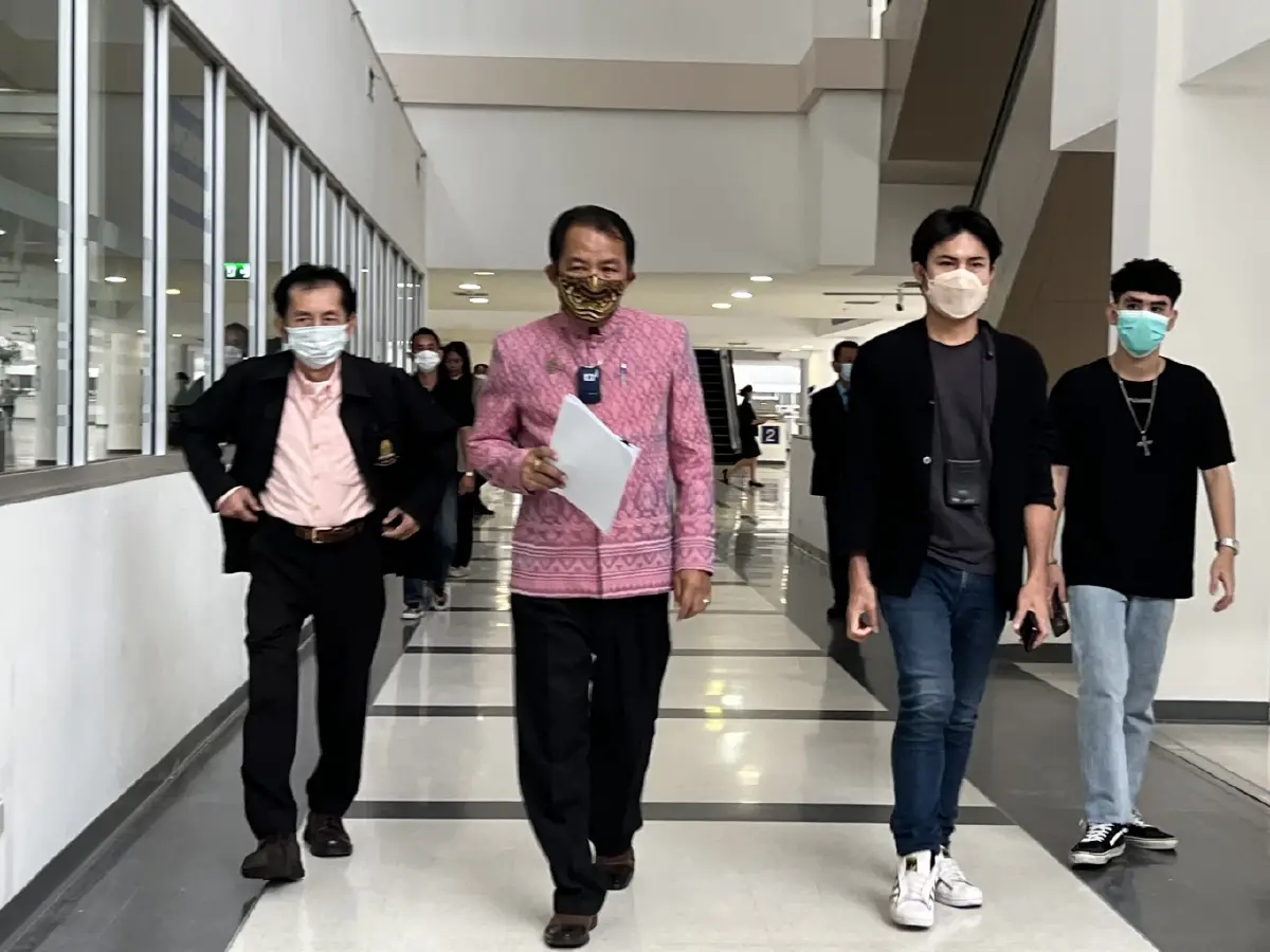 "ศรีสุวรรณ" บุกร้อง "กกต." สอบ "อุ๊งอิ๊งค์" ถือหุ้นเอสซี แอสเสท ส่อขัดรธน.