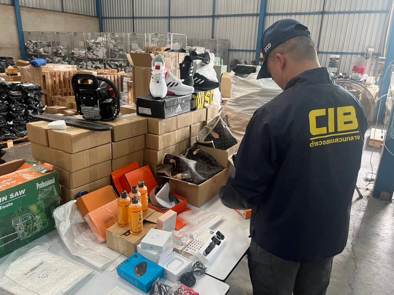 ทลายโกดังสินค้าเถื่อน แอบอ้าง"คิงเพาเวอร์" ขายของไม่มีคุณภาพผ่านเฟซบุ๊ก