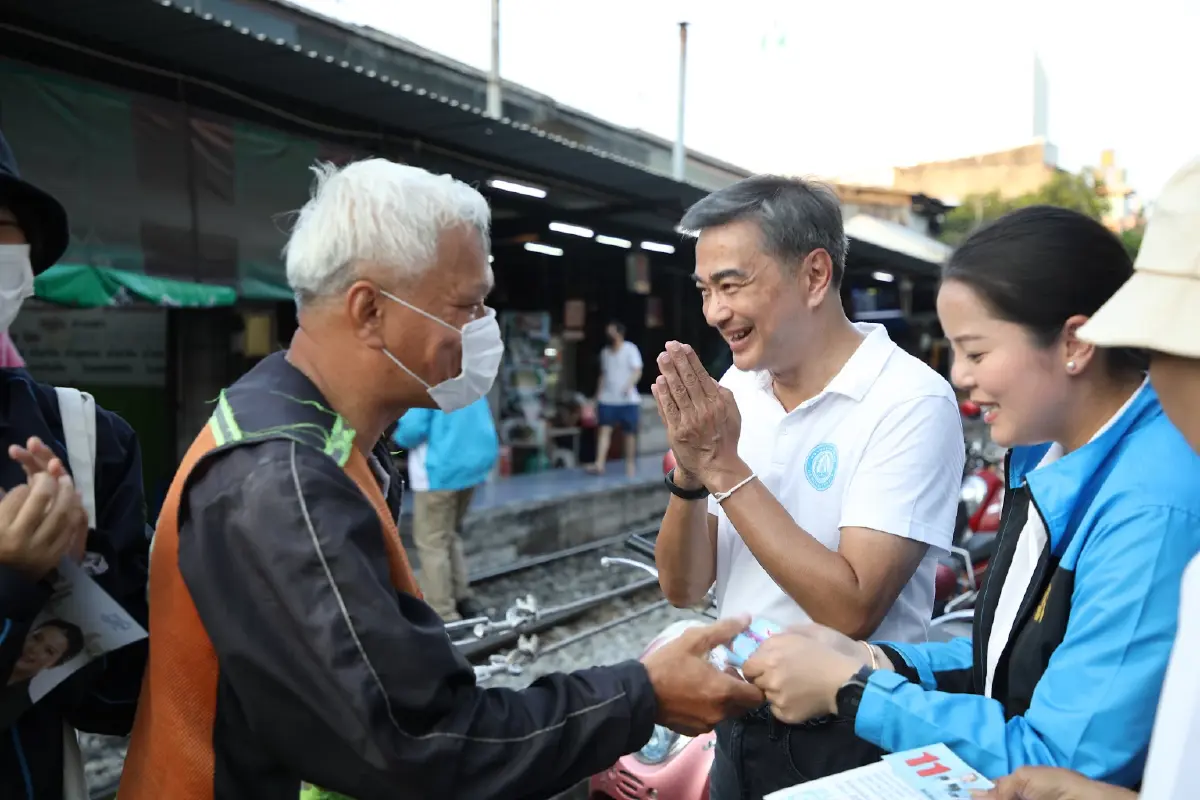"อภิสิทธิ์" ควง "แนน ศิริภา" ลุยหาเสียงตลาดพลู ขอชาวฝั่งธนฯช่วยเลือกเบอร์ 11