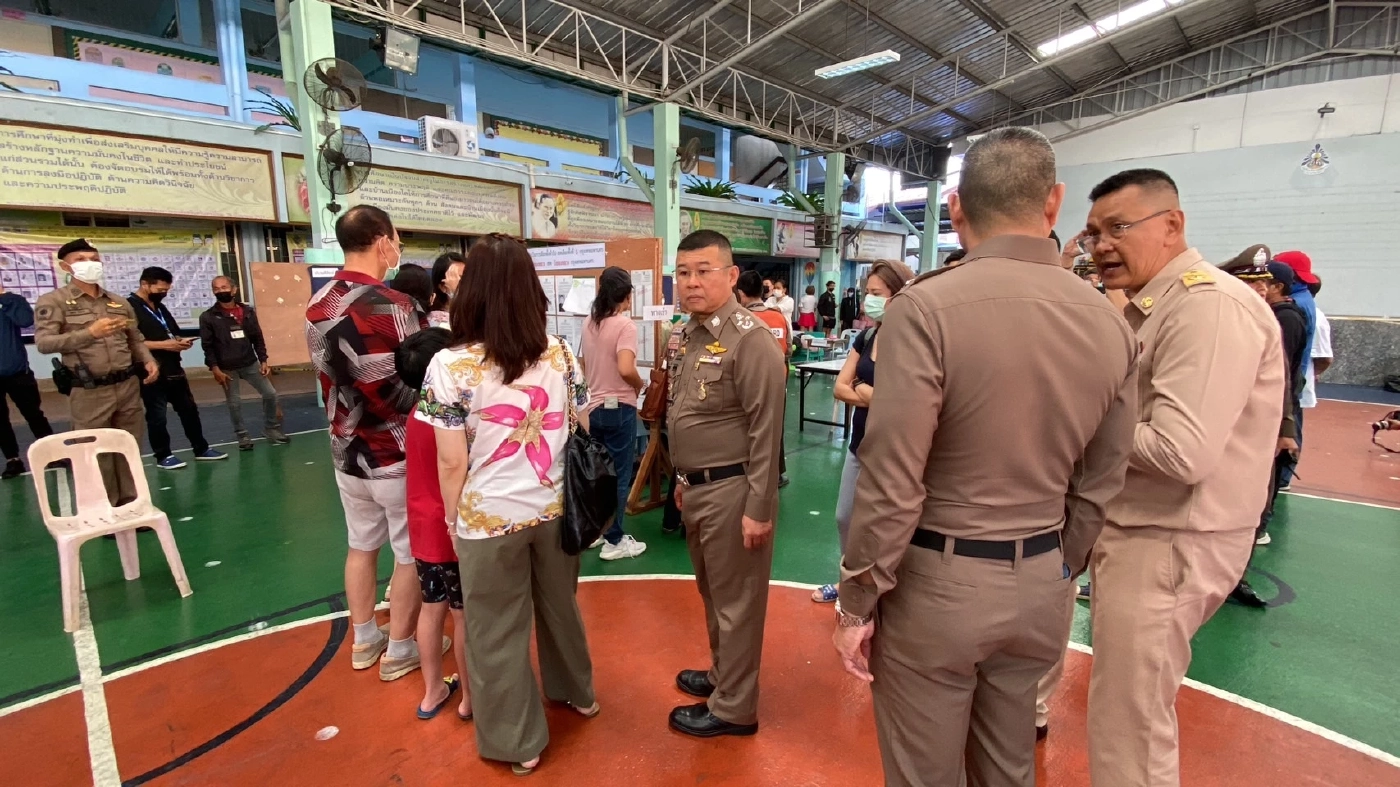 ผบ.ตร.หย่อนบัตร เขต 5วัดสามัคคีธรรม ปชช.ต่อแถวยาว สับสนหน่วยเลือกตั้ง