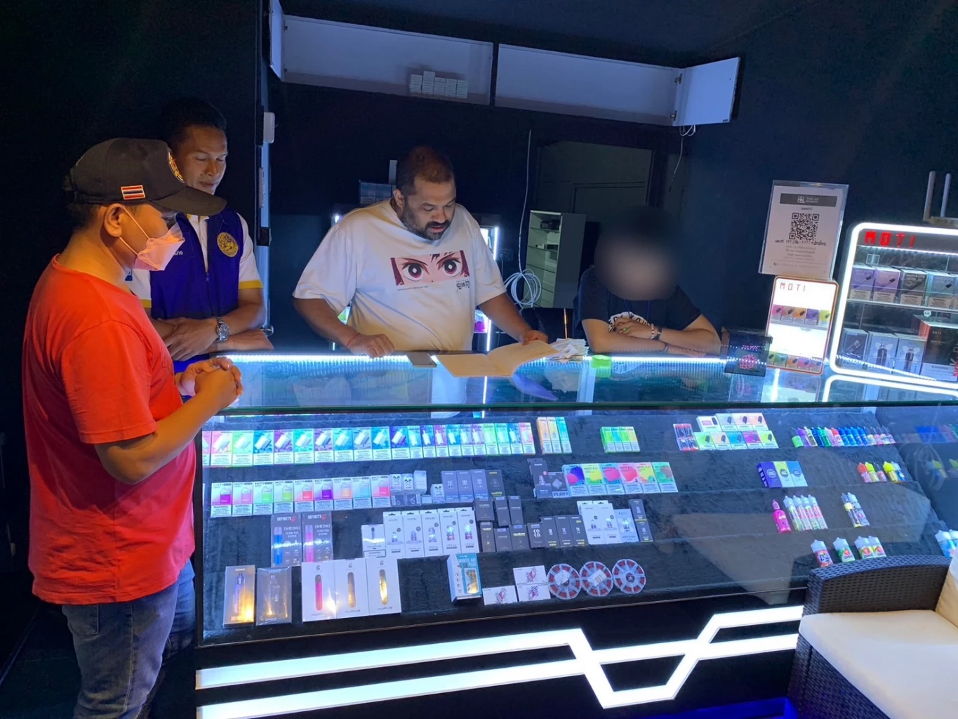 ฝ่ายปกครองวารินชำราบ บุกจับร้านบุหรี่ไฟฟ้า ใกล้มหาวิทยาลัยชื่อดัง