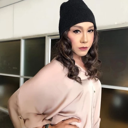 “มัม ลาโคนิค” เล่านาทีของขึ้น ตบแขกเพราะเหยียดเพศ เคยกรีดข้อมือ กินยาลาโลก