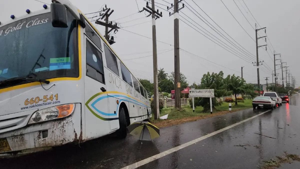 ฝนตกถนนลื่น บัสนครชัยแอร์ ไถลตกข้างทาง ผู้โดยสารปลอดภัย
