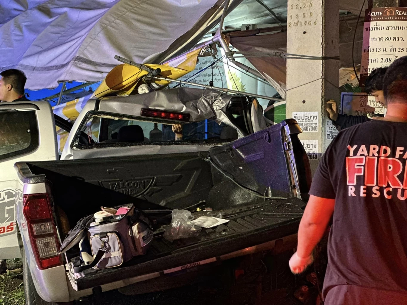 กระบะแต่งซิ่ง ชน จยย. พุ่งเข้าร้านทุเรียน นศ.สาว ใกล้เรียนจบ เสียชีวิต