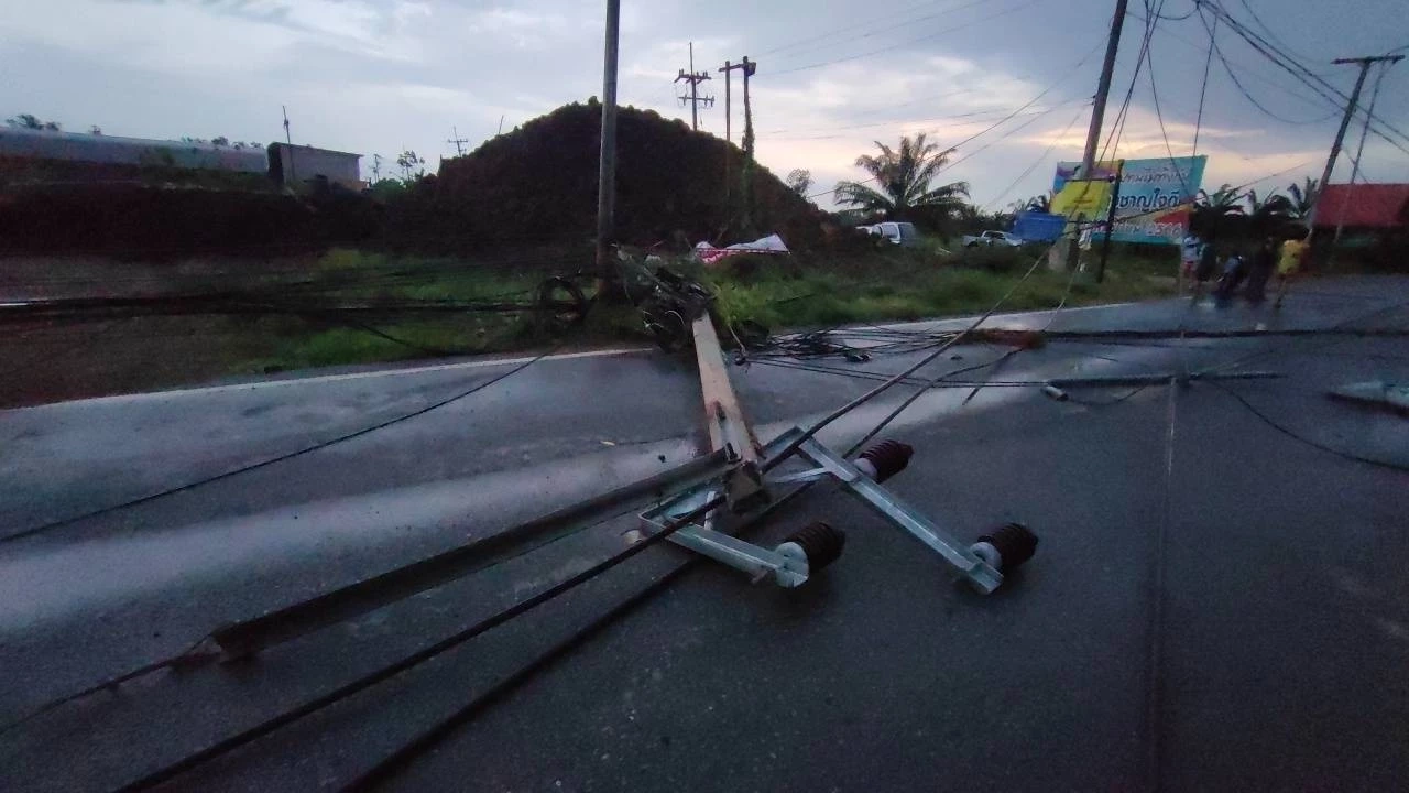 "พายุฝน" ถล่มปทุม พัดเสาไฟฟ้าหักโค่นกว่า 30 ต้น ทับบ้านเรือน - รถยนต์ พังยับ