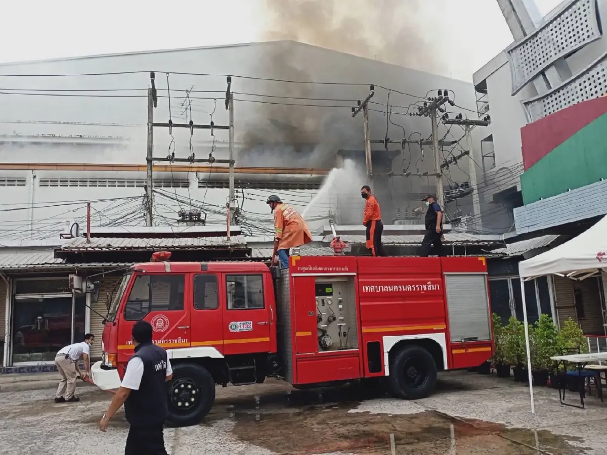 ไฟไหม้ห้างเครื่องใช้ไฟฟ้า กลางเมืองโคราช เสียหายไม่ต่ำกว่า 50 ล้าน