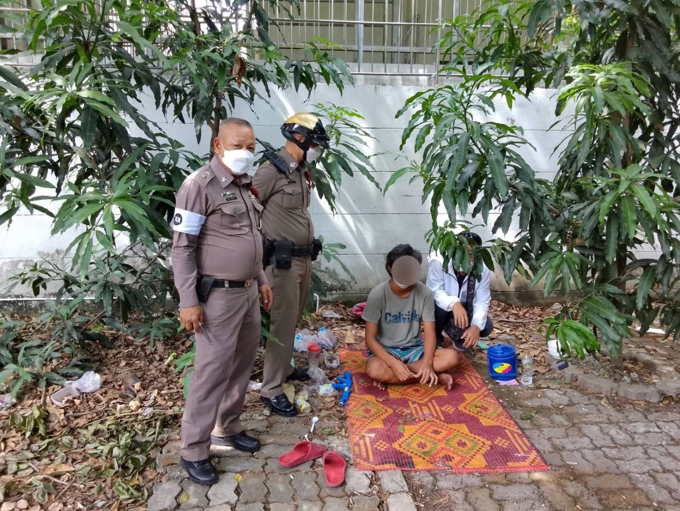 สุดอันตราย! สาวโพสต์เตือนภัย "แก๊งปาหิน" กลางกรุง หินพุ่งทะลุกระจกอัดร่าง