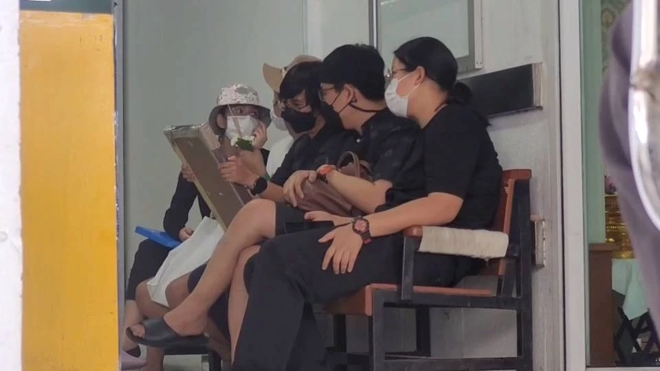 ญาติเศร้า รับศพเซลล์สาว สามีจุดธูปเชิญดวงวิญญาณ กลับบ้านเกิด