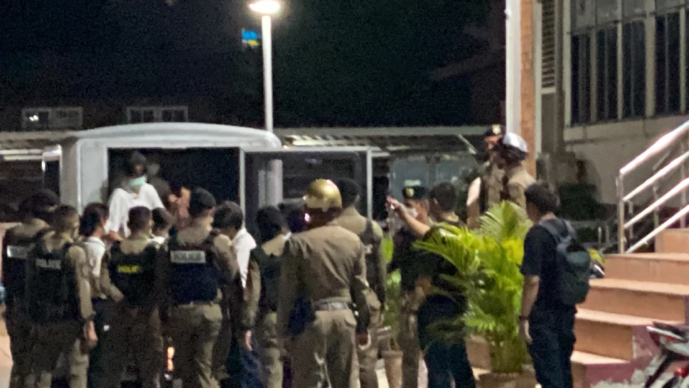 ตำรวจ คฝ. คุม “ตะวัน - แบม” ถึงโรงพักทุ่งสองห้อง ตร.ปัดจับแก้ผ้า