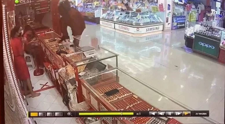 รวบแล้วอดีต รปภ.ใช้ปืนปลอมชิงทรัพย์ร้านทองโลตัสบางแค