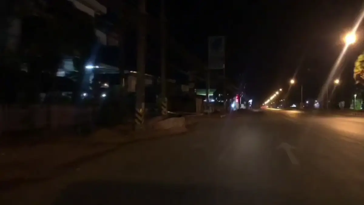 ผู้รับเหมาชุ่ย! ขุดท่อไม่ปักป้ายเตือน พ่อ-ลูก 5 ขวบตกหลุมรถล้มหวิดดับ