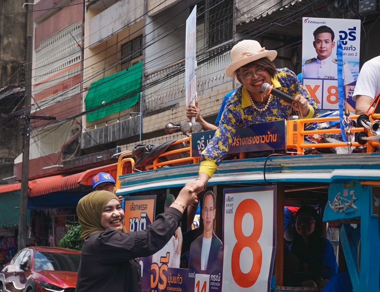 "กรณ์" ไม่หวั่นควง "จูรี" ขึ้นเวทีกลางสายฝนถล่ม กระแสฟีเวอร์เจ้าถิ่นมีหนาว