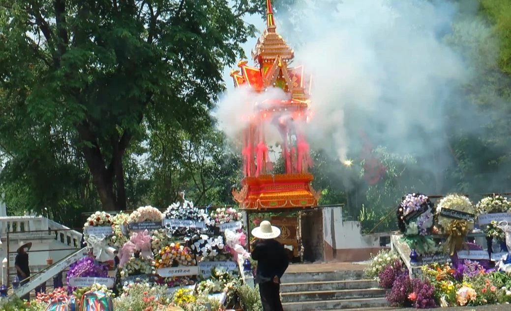 เผาแล้ว "เซลล์อ้อม" ญาติ-เพื่อน ร่วมอาลัย สามี เผยเศร้า ขอให้หมดห่วง