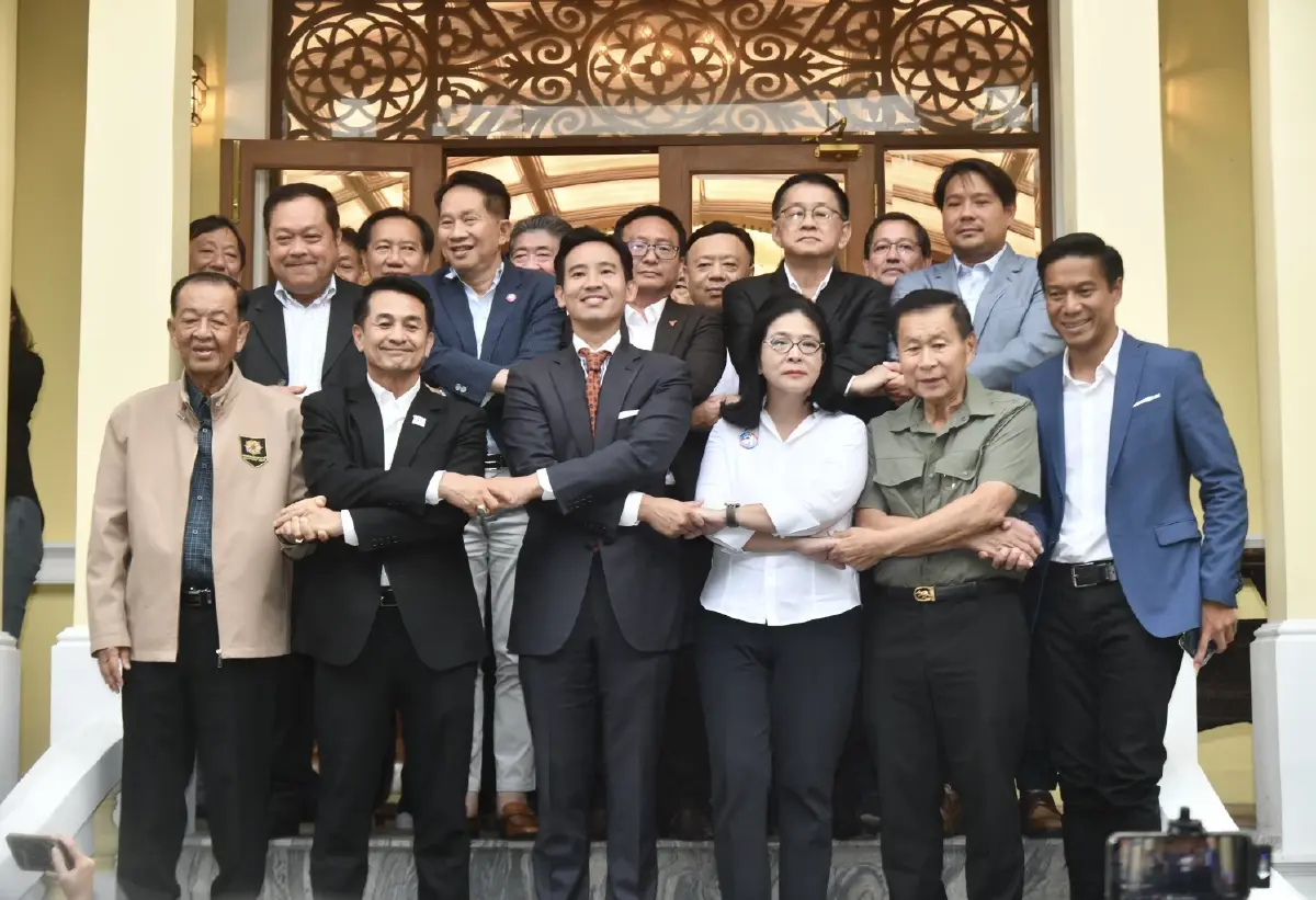 พิธา ลิ้มเจริญรัตน์  หัวหน้าพรรคก้าวไกล นัดหารือกับแกนนำพรรคการเมืองจัดตั้งรัฐบาล นัดแรกที่ ร้านอาหาร"Chez Miline" ย่านถนนสุโขทัย 