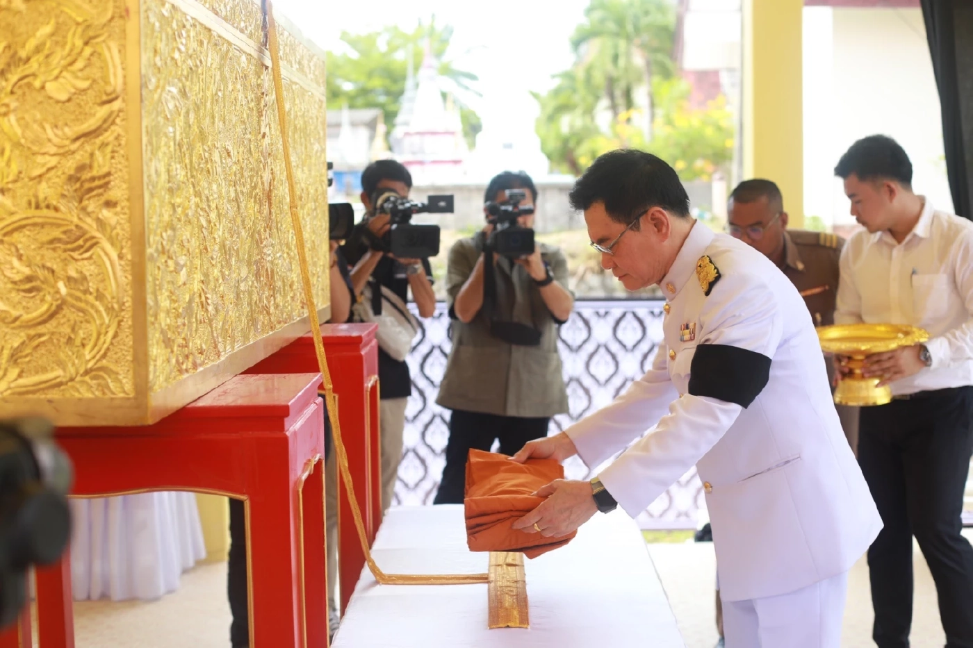 ตระกูลลักษณวิศิษฏ์ น้อมสำนึกพระมหากรุณาธิคุณ พิธีพระราชทานเพลิงศพพ่อวีระ