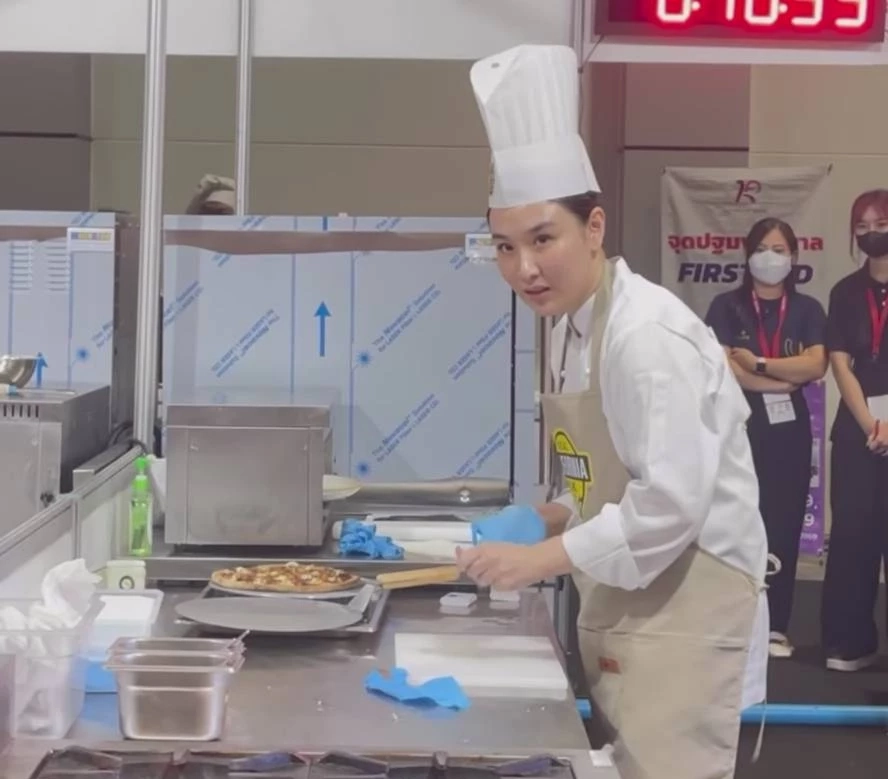 กระติ๊บ ชวัลกร ทั้งสวยทั้งเก่ง คว้าเหรียญเงินประกวดทำอาหาร