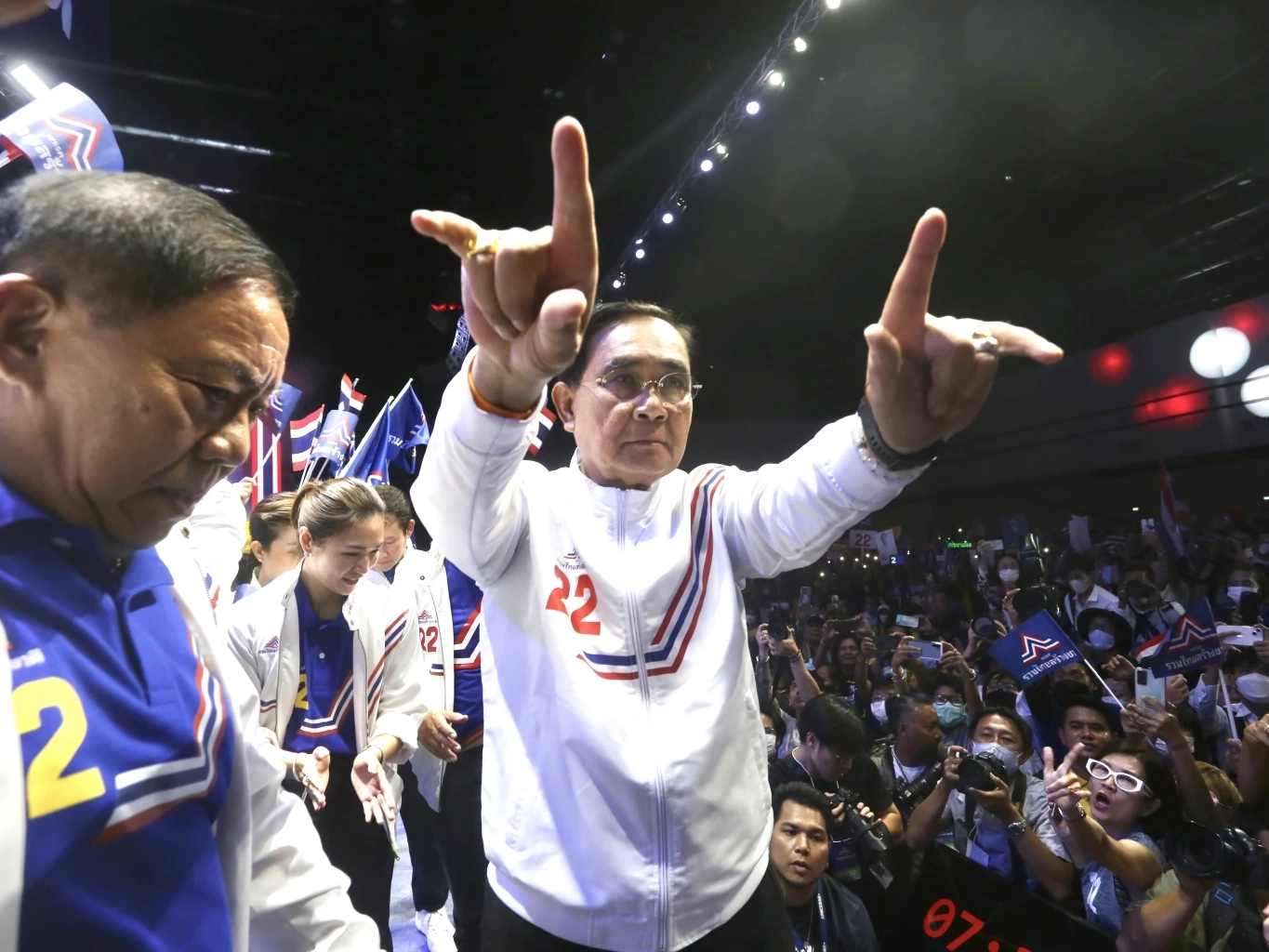 "ลุงตู่" ขึ้นเวทีปิดท้าย เสียงสั่นเครือ ลั่นอย่ายอมให้ใครมาทำร้ายรากเหง้า