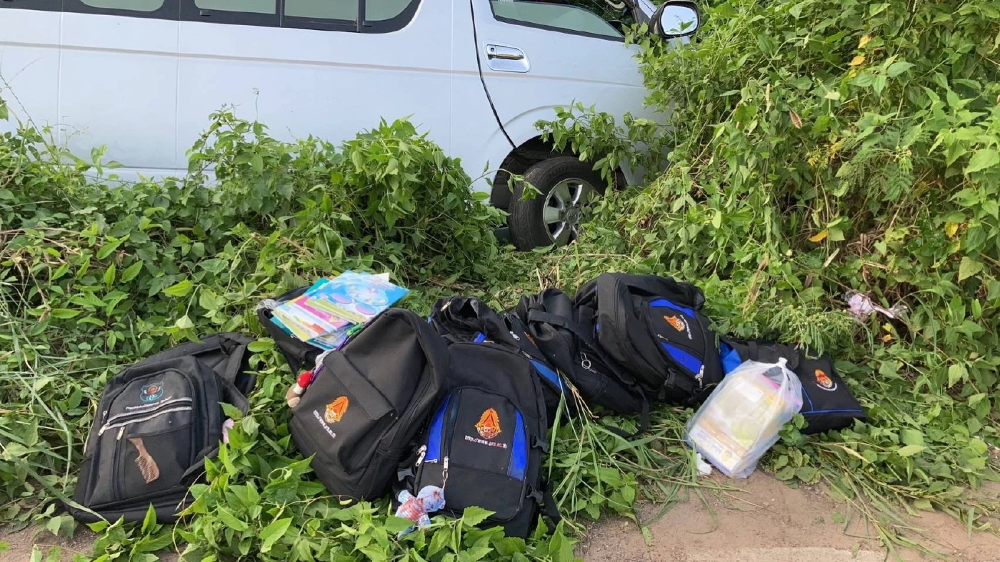 รถตู้รับส่งนักเรียน หักหลบเก๋งตัดหน้า พุ่งชนเสาไฟฟ้า เจ็บระนาว 16 คน