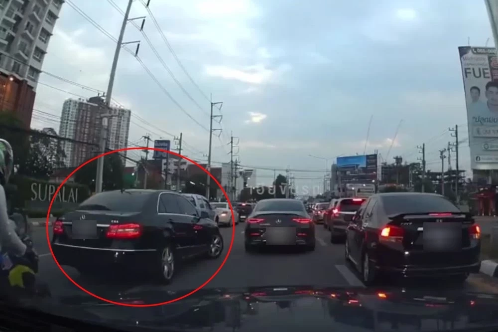 ค้นบ้าน"หนุ่มไฮโซ"หัวร้อน ชักปืนขู่คู่กรณีบีบแตรใส่ ไม่เจอตัว พบปืนเพียบ