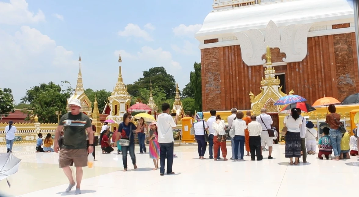 พ่อค้า-แม่ค้า โอด เดือดร้อนแน่ หากปิดวัดพระธาตุพนม 1 เดือน